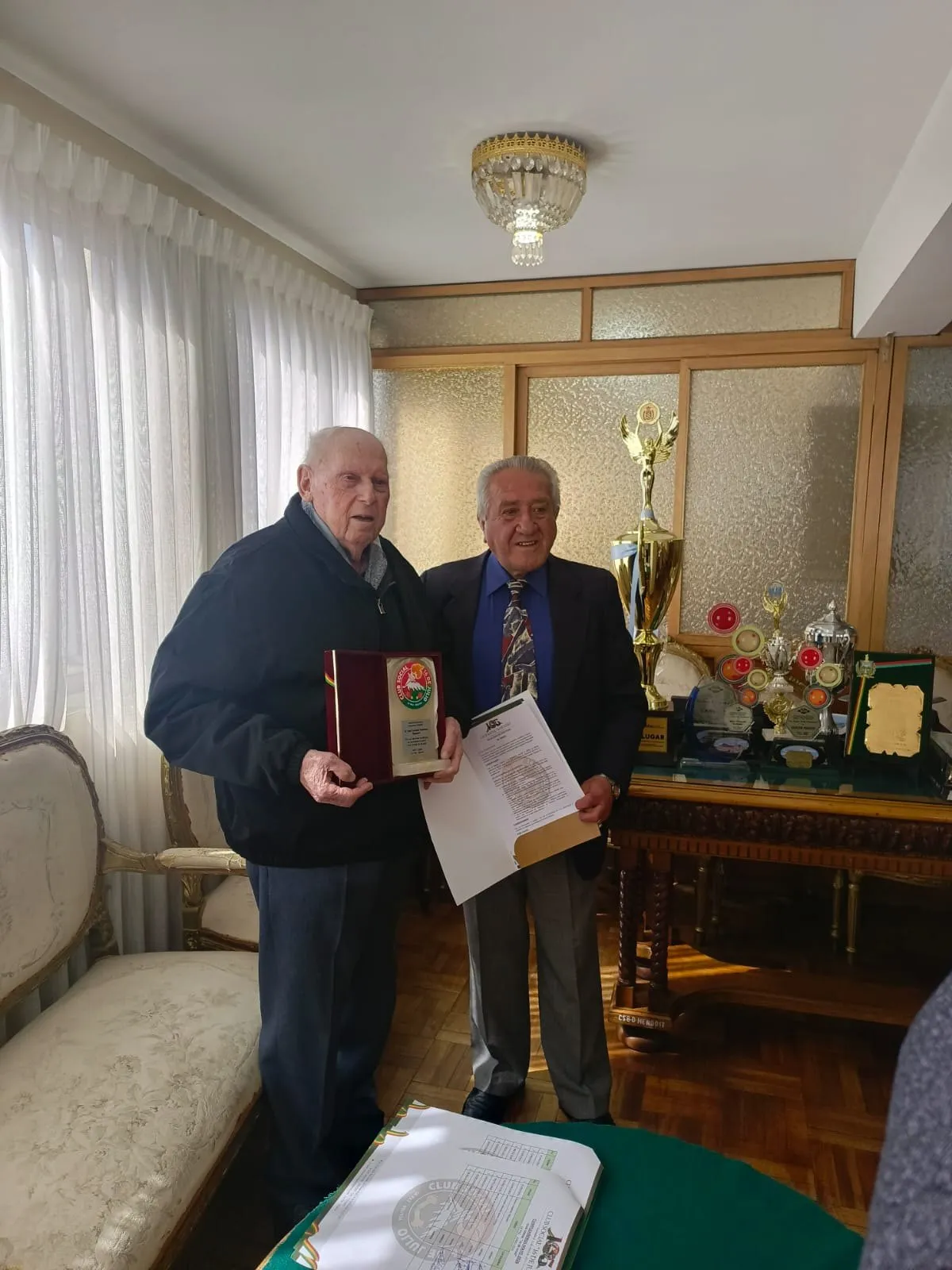Entrega de una distinción a un socio
