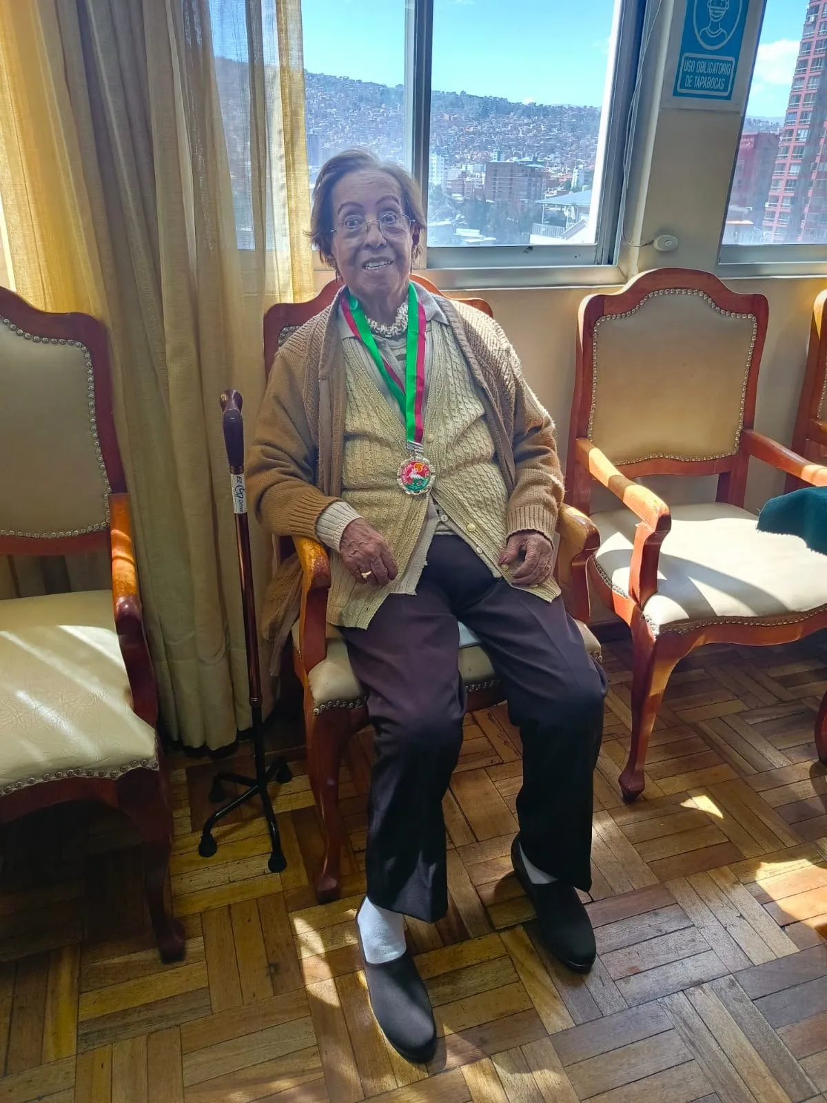 Socia homenajeada del club con su medalla